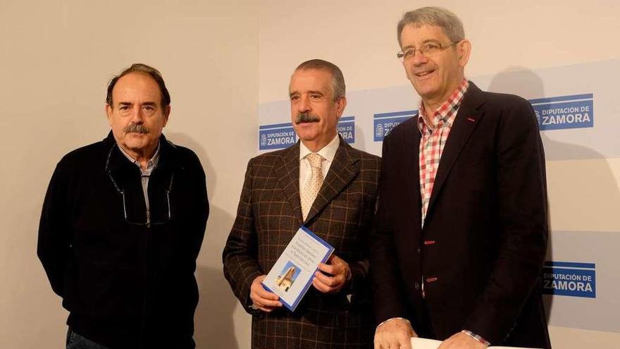 Luis González, José Luis Bermúdez, con el libro, y Juan Manuel Rodríguez.