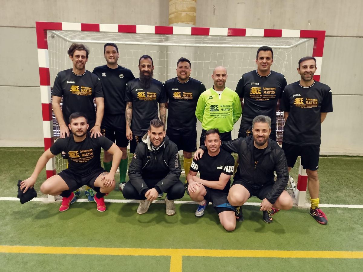 El equipo de la Policía Nacional, subcampeón copero. Abajo, a la derecha, el exjugador del Cacereño, Mérida y Miajadas Toni.