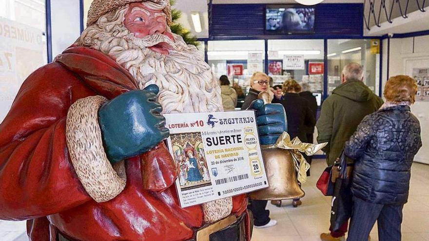 Venta de décimos en la Administración de Lotería nº 10 de Vigo.  // Paula Fariña