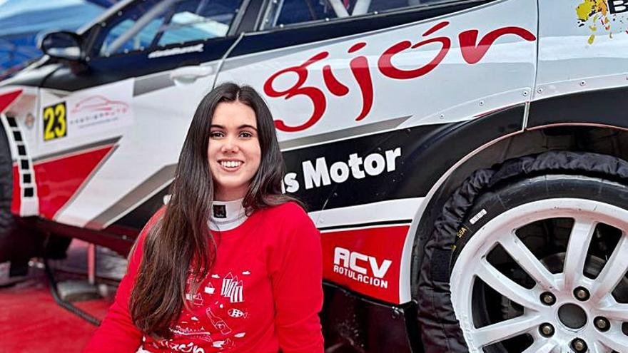 Carla Álvarez y Eva Suárez, con el Ford Escort. |