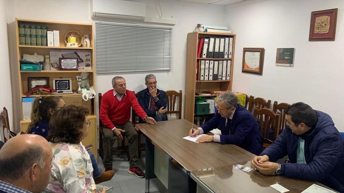 Reunión entre los responsables de Urbanismo y los vecinos afectados por la paralización de las obras.