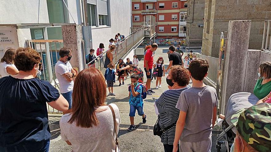 Alumnos y familias en la salida del colegio de Nazaret.   | // S.ÁLVAREZ