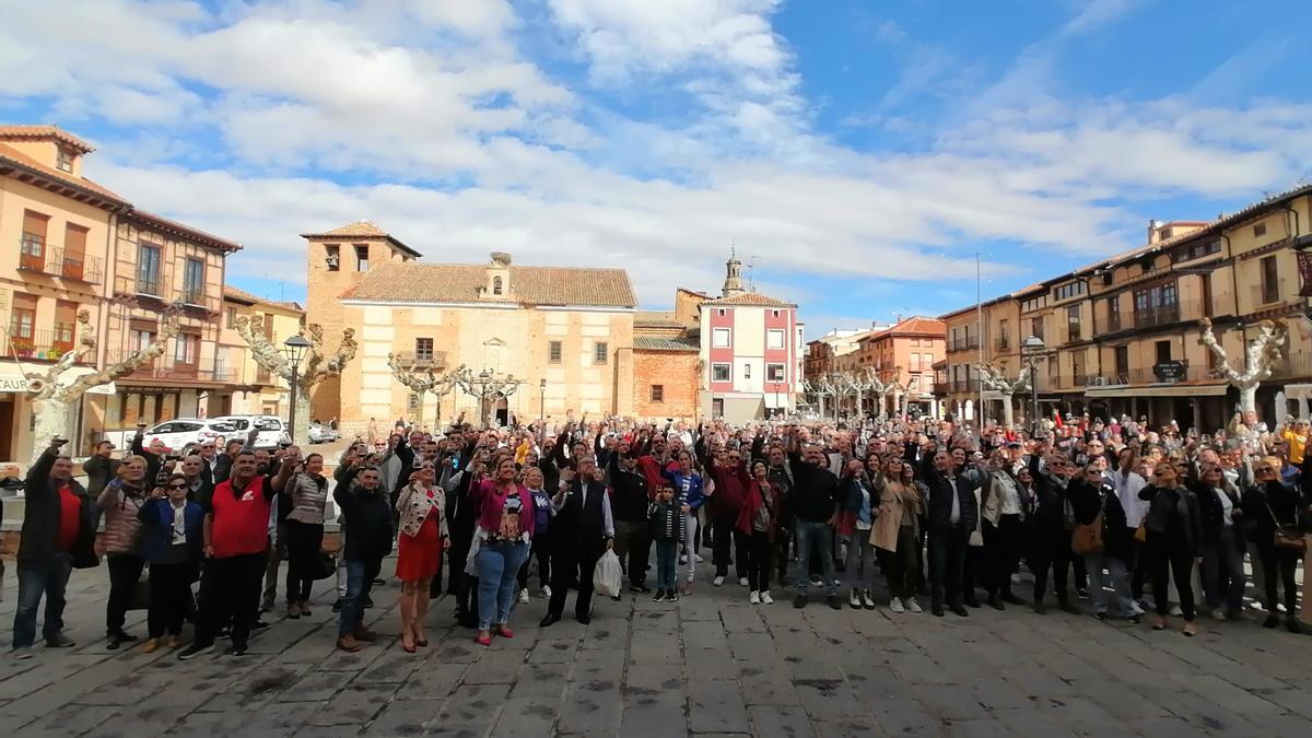 Los participantes en el brindis colectivo alzan su copa en la Plaza Mayor de Toro