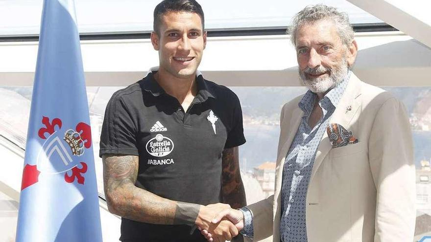 Carlos Mouriño y Hugo Mallo estrechan la mano tras el acuerdo de renovación del contrato del capitán del Celta. // RCCV