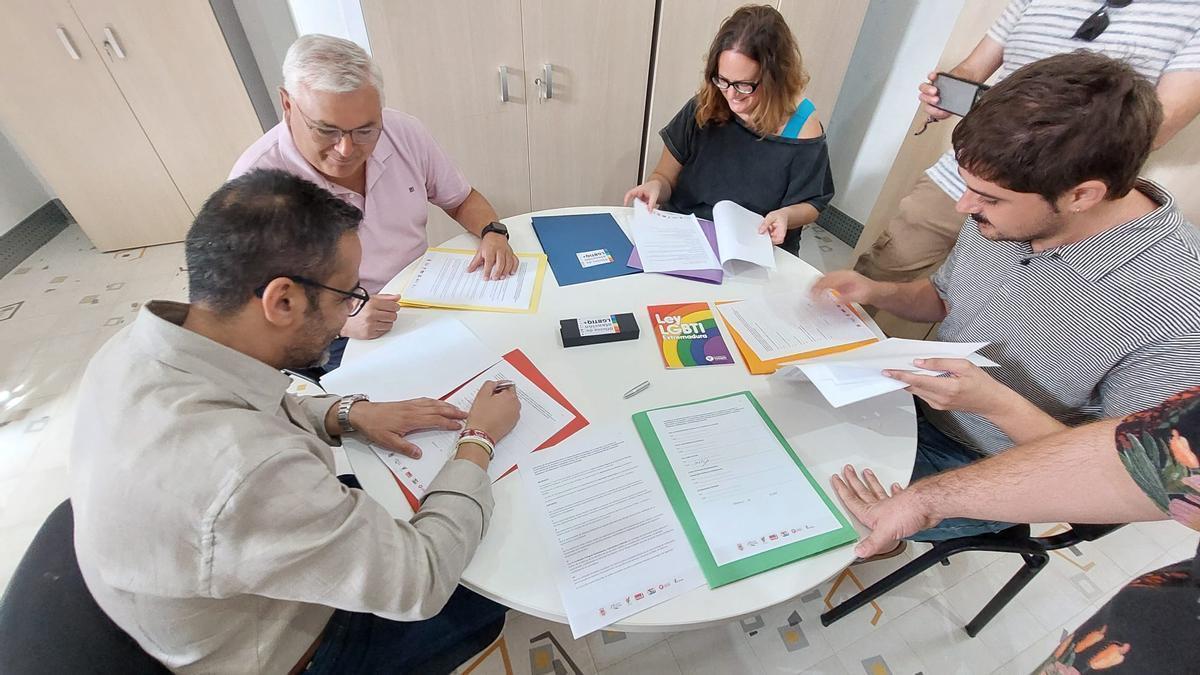 Firma entre la mancomunidad, el Ayuntamiento de Olivenza y asociaciones.