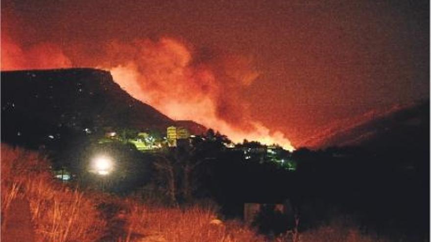 Un incendio obliga a desalojar a 1.200 personas en el interior de Valencia