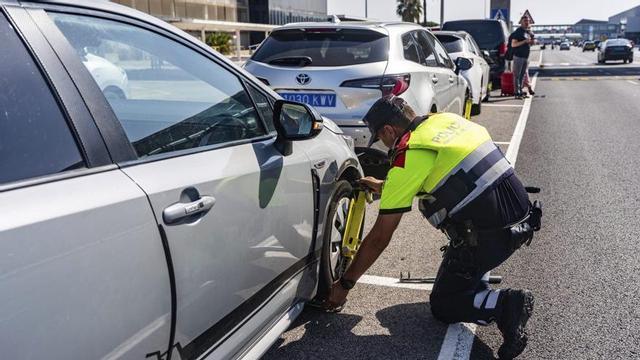 Els Mossos immobilitzen un taxi ‘pirata’ a l’aeroport del Prat, a Barcelona. | MARC ASENSIO CLUPÉS