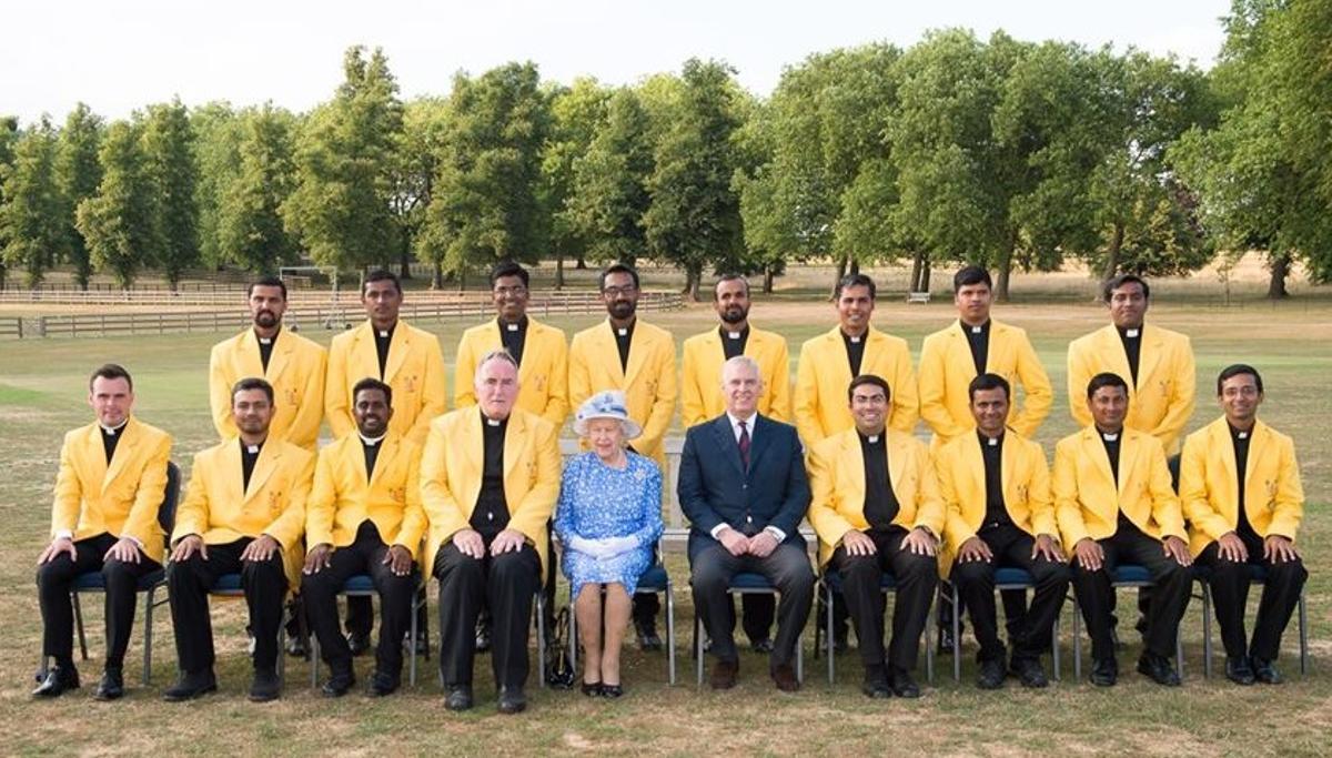 El St. Peter's Cricket Club Vatican posa con la Reina Isabel II en el Castillo de Windsor, residencial real.