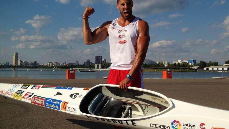 Carlos Garrote junto a su kayak.