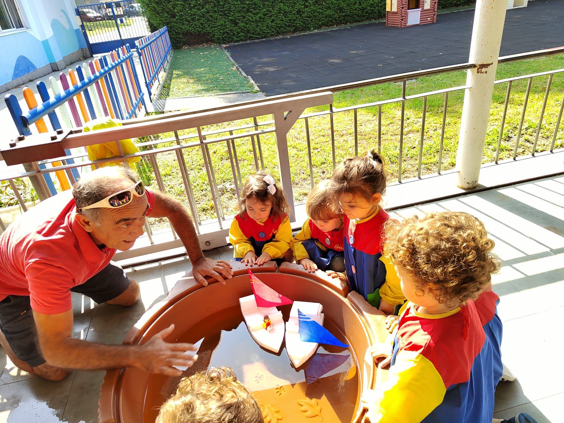 Niños de la escuela infantil municipal de Vilagarcía en las actividades desplegadas para fomentar el deporte.