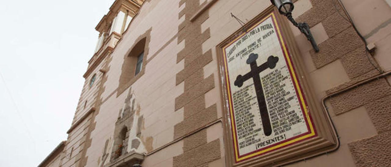 El mural de homenaje a los «caídos», en la fachada de la iglesia, ayer. Foto: D.Tortajada.