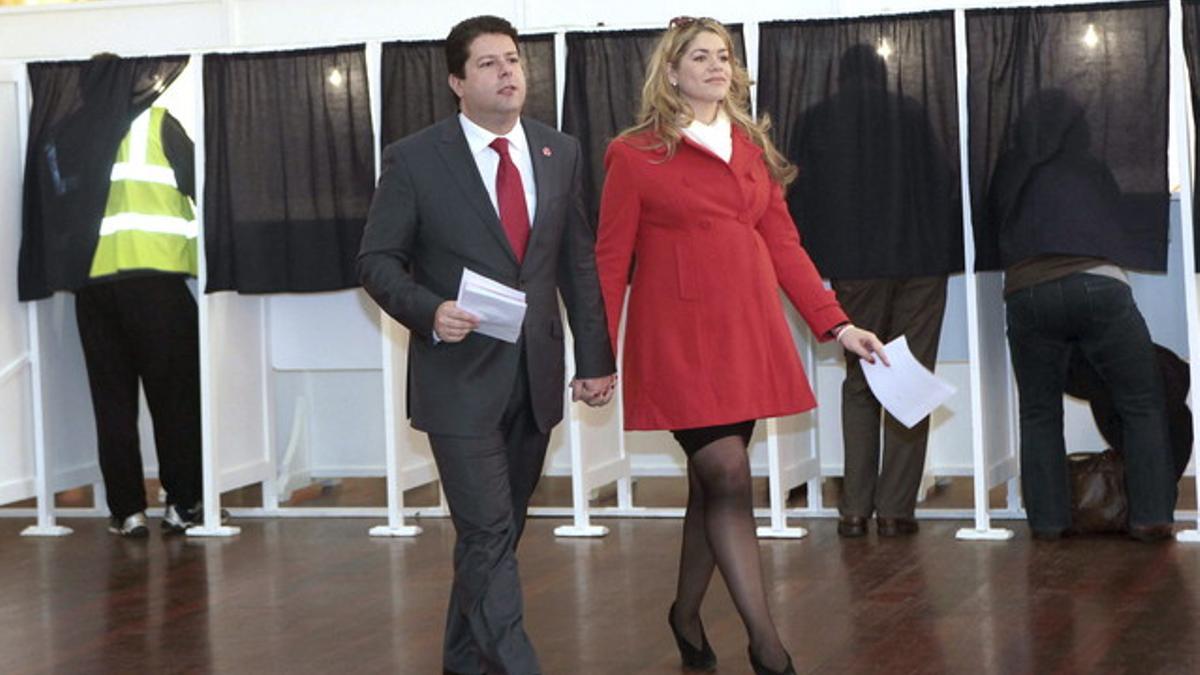 Fabián Picardo, acompañado de su mujer, se dirige a votar, el jueves en Gibraltar.