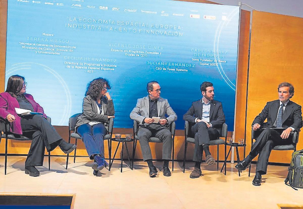 Teresa Riesgo, secretaria general de innovación del Ministerio de Ciencia, Innovación y Universidades; Cecilia Hernández, directora de Programas e Industria de la AEE; Vicente José Giner, experto en programas espaciales y duales de CDTI; Julián Fernández, CEO de Fossa Systems,  y Carlos Pérez de Jaúregui, socio fundador de Nazca Capital.