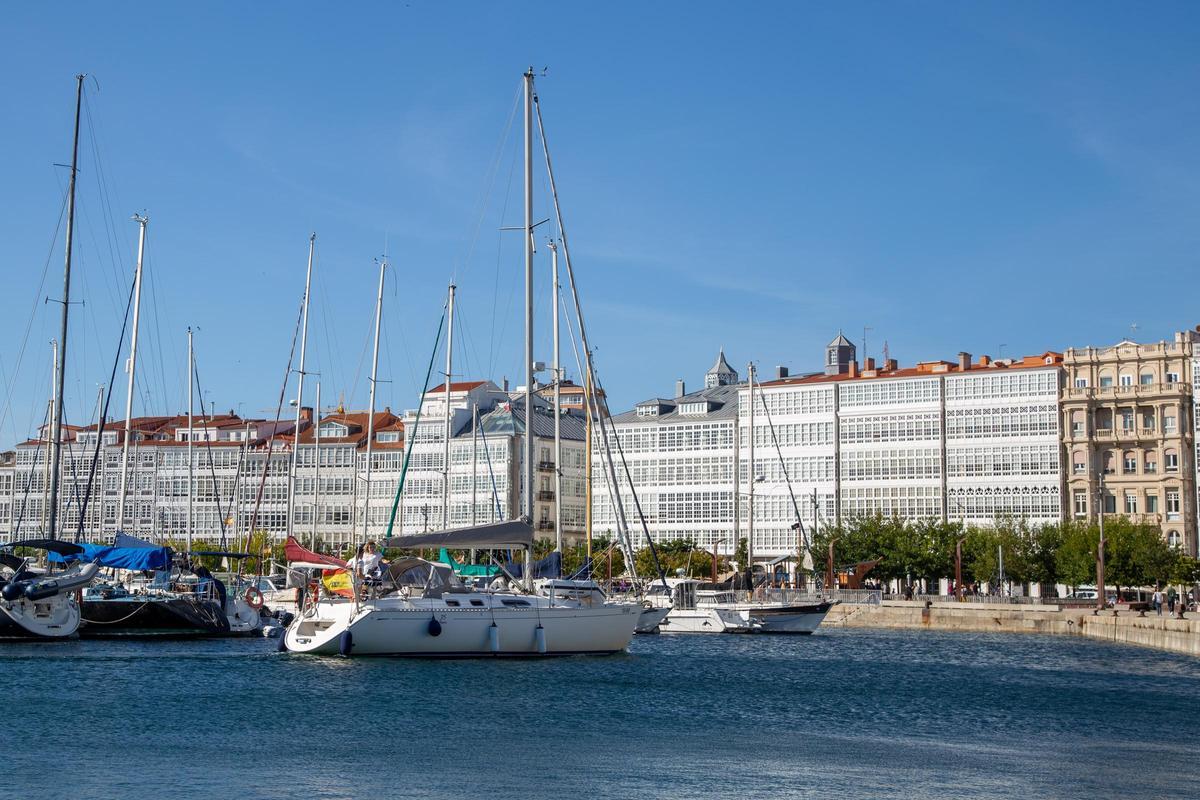 Bañistas arrinconados en la Dársena con las mareas más altas del verano en A Coruña