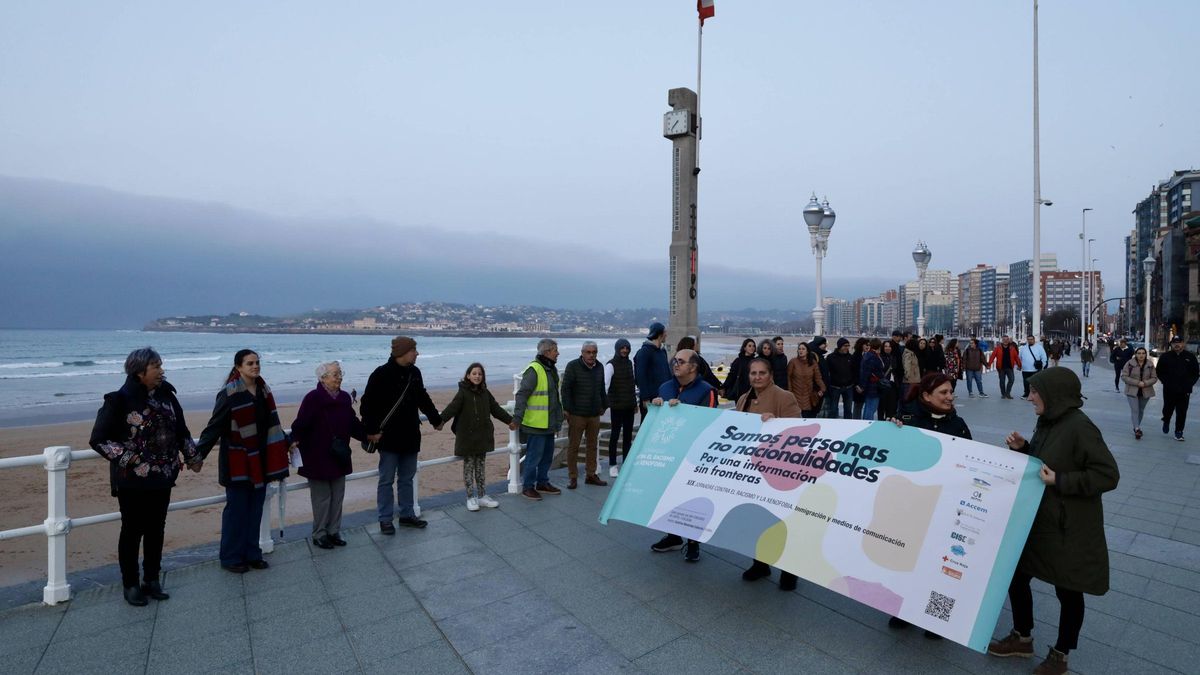 Parte de la cadena humana en la Escalerona.