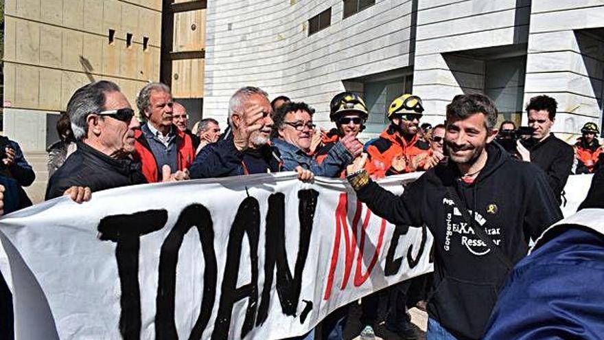 Joan Domènech rebent el suport dels concentrats, ahir a la sortida dels jutjats de Lleida