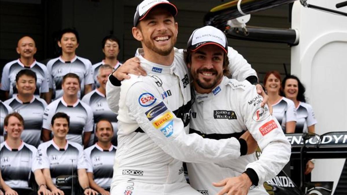 Alonso y Button, en una sesión fotográfica de McLaren en Japón