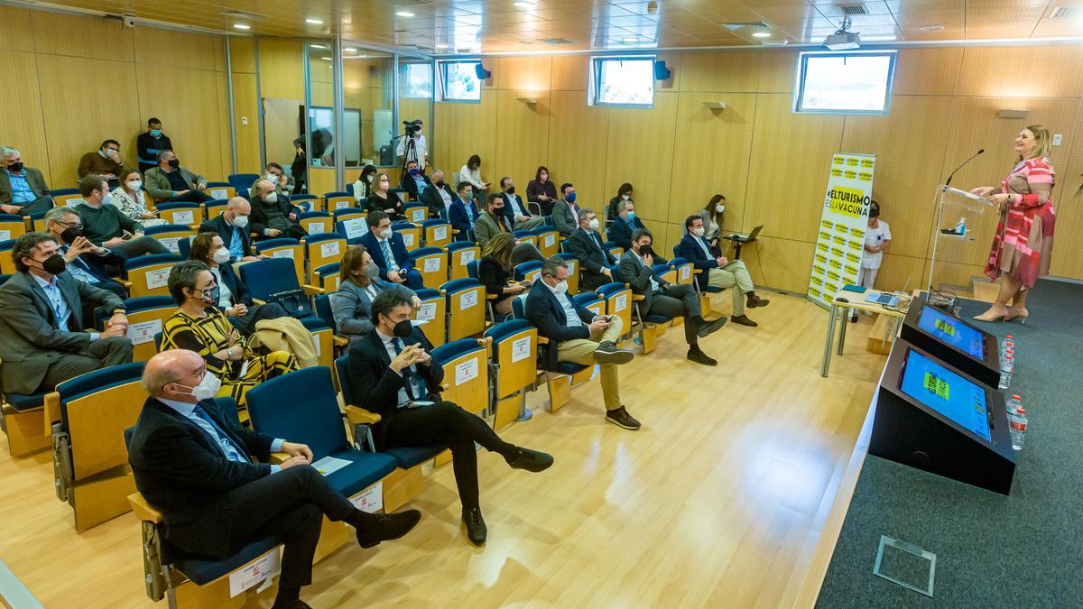 Nuria Montes presentando la jornada