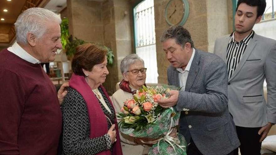 Lores entregó un ramo de flores a Antonia Meijón. // Gustavo Santos