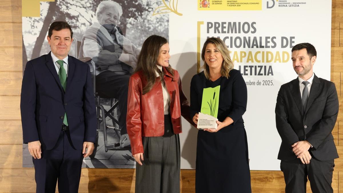 La reina Letizia entrega al Ayuntamiento el Premio Nacional de Discapacidad por los avances de Cartagena en accesibilidad.