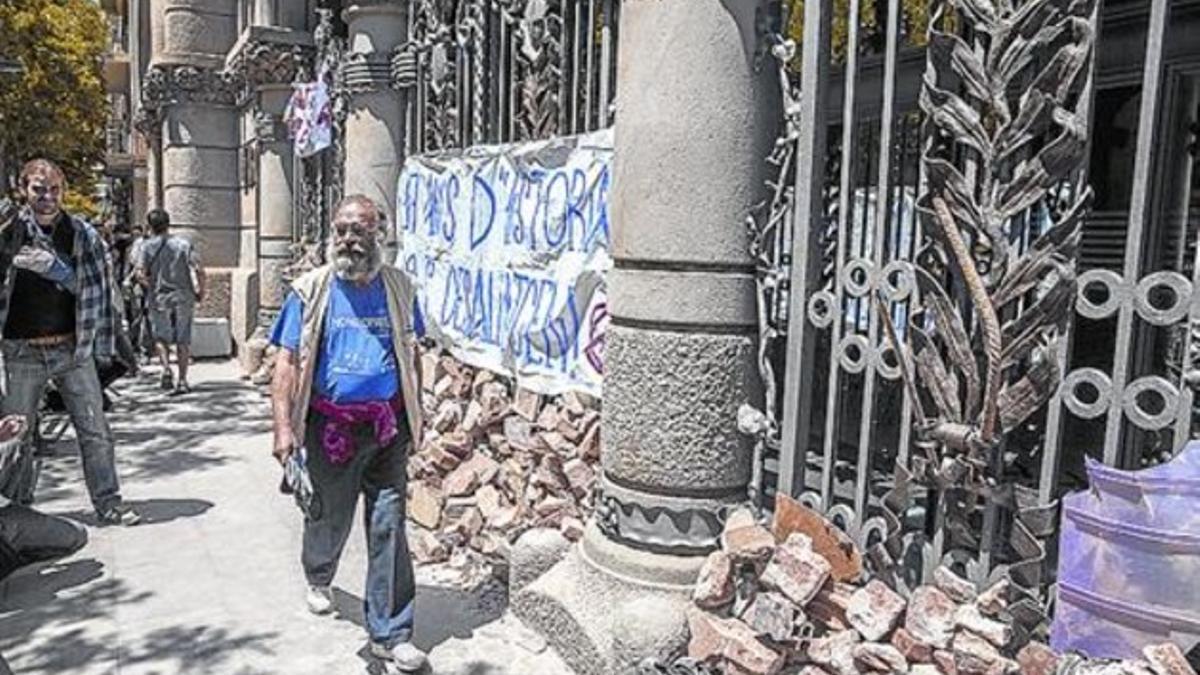 PROTESTAS 3 A la izquierda, la manifestación, y a la derecha, policías de paisano se llevan a un detenido.