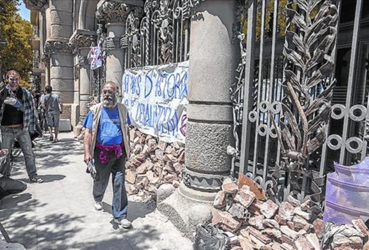 PROTESTES 3 A lesquerra, La manifestació, i a la dreta, policies de paisà semporten un detingut.