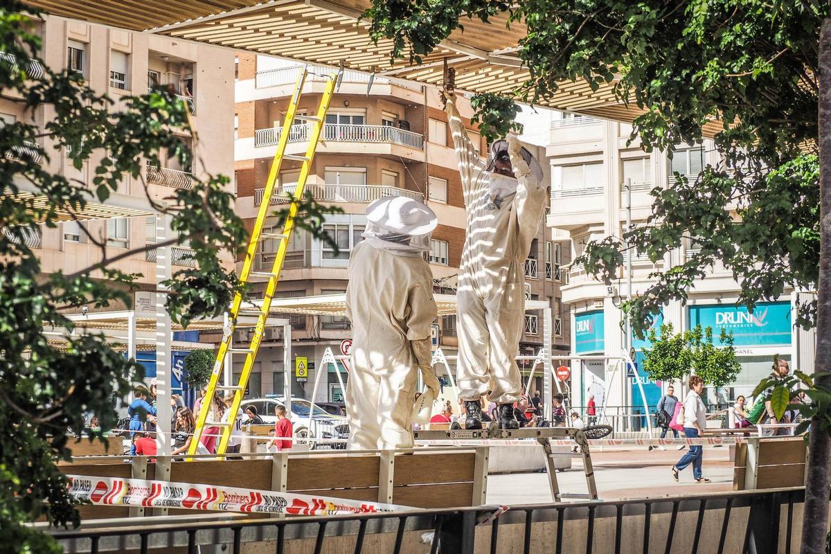Retiran un enjambre de abejas en la plaza del Zapatero de Elda