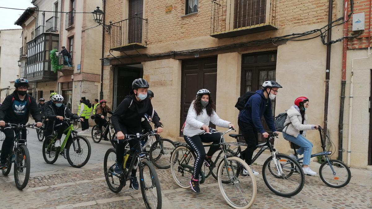 Alumnos participan en una de las rutas sostenibles celebradas en la ciudad