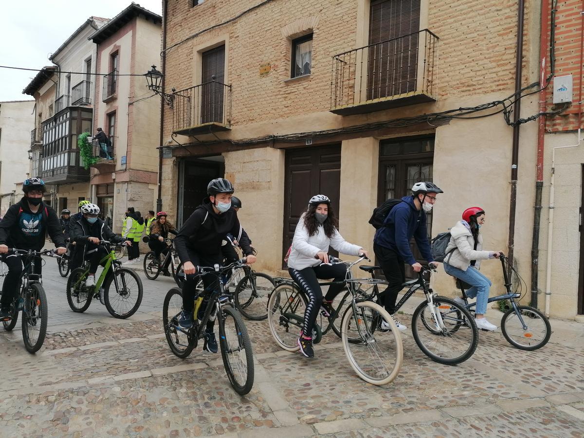 Alumnos participan en una de las rutas sostenibles celebradas en la ciudad