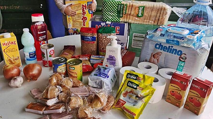 Alimentos entregados a una familia con niños. 