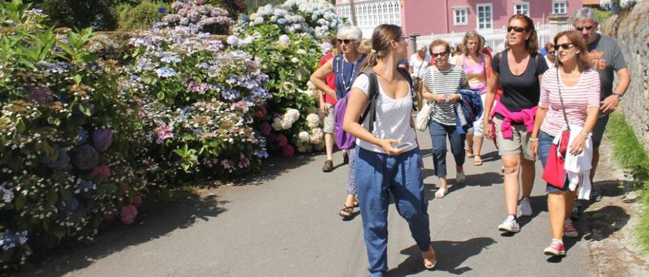 Turistas en Somao, el año pasado.