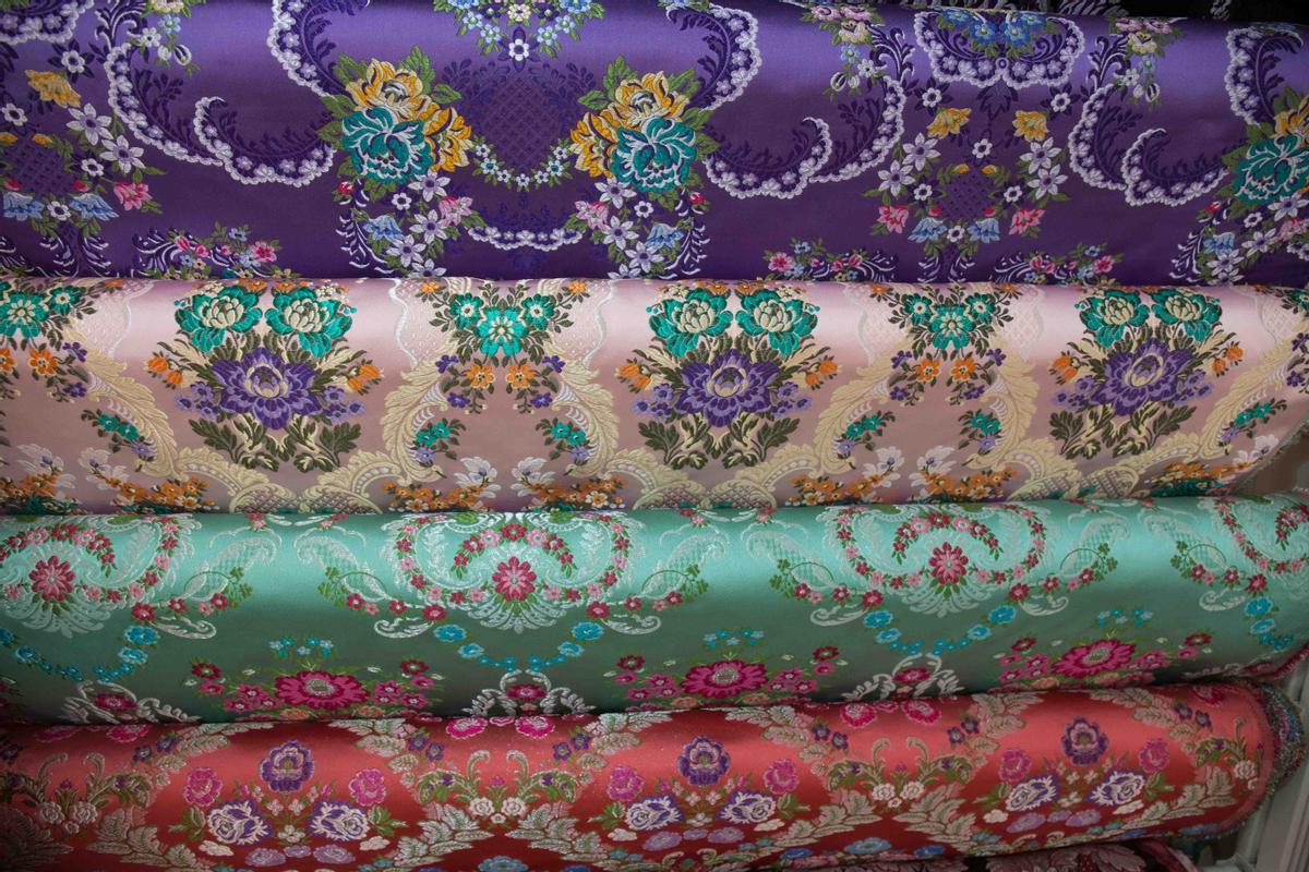 El espolín es un tejido de seda que se utiliza para los vestidos de novia alicantina.