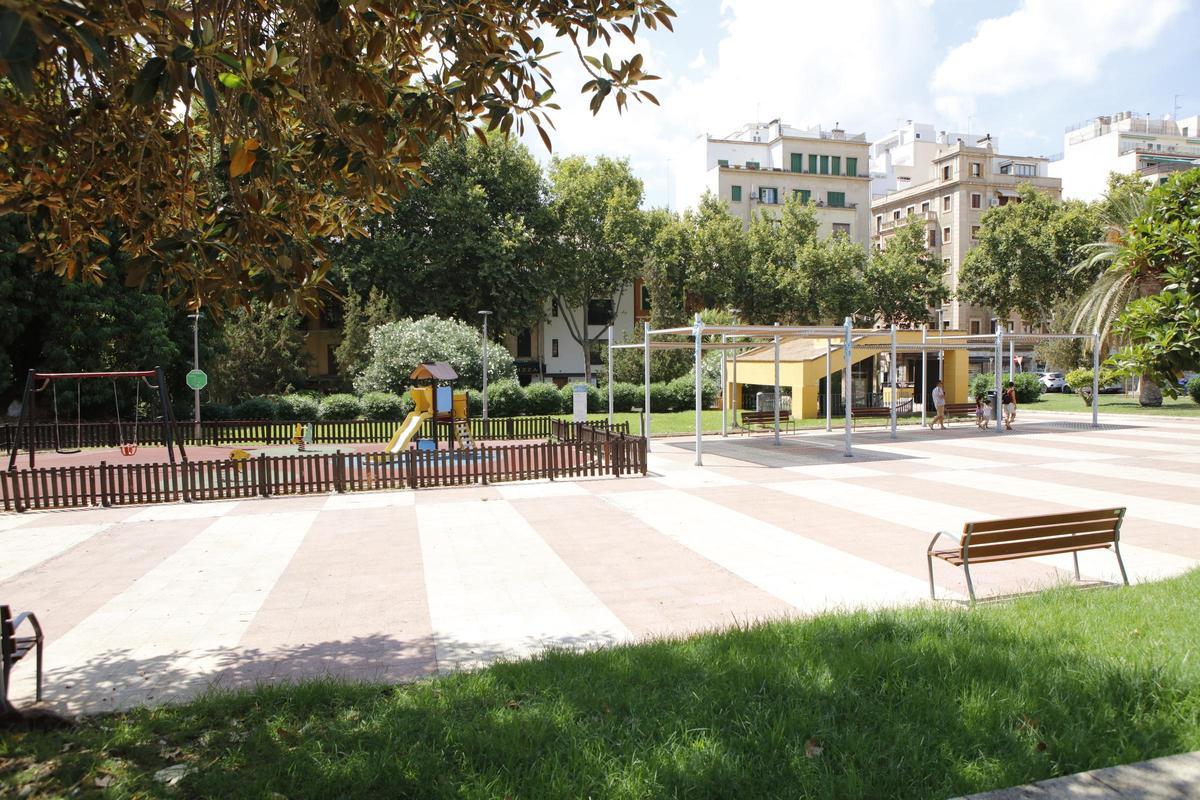 Ein Spielplatz schmückt die sogenannte Plaça dels Patins.