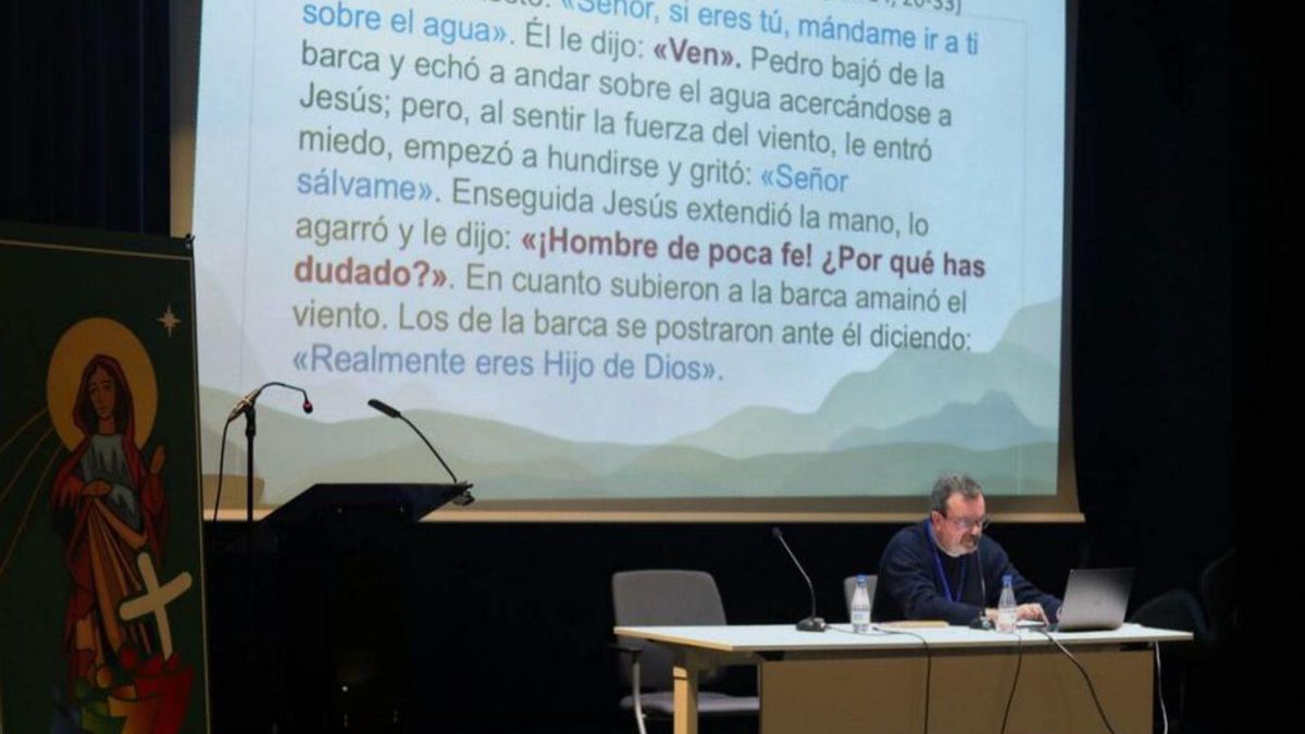 El sacerdote José de Pablo durante su intervención. | ALBA PRIETO