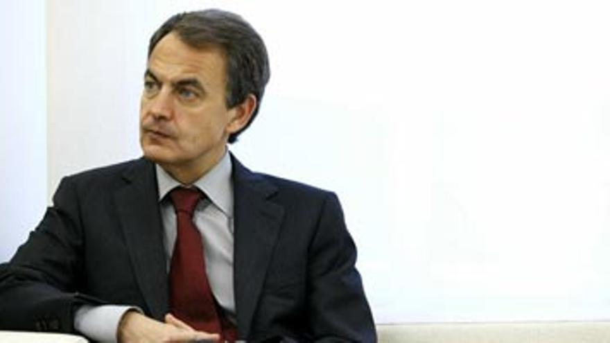 Zapatero advierte a las autonomías de que si no reducen el gasto el Gobierno actuará