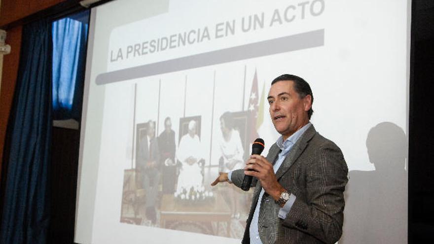 Ángel García, ayer, durante un momento de su ponencia.