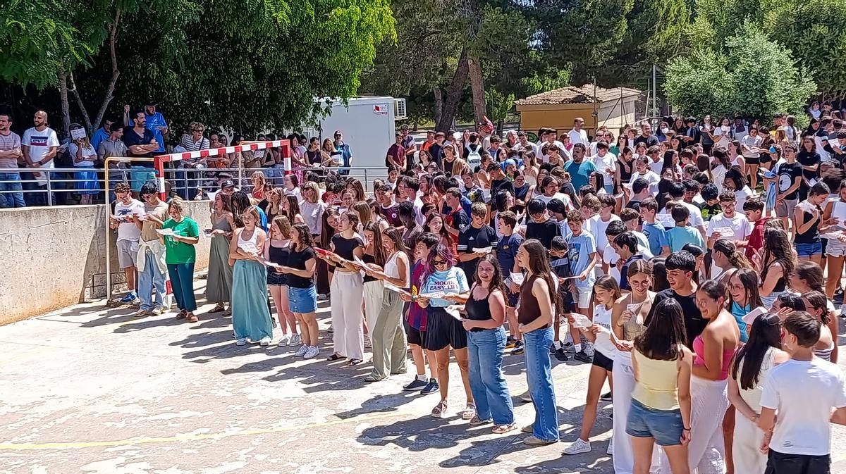 Los alumnos del IES Puig de Sa Font de Son Servera se han concentrado en el patio del instituto para cantar 'La Balanguera'