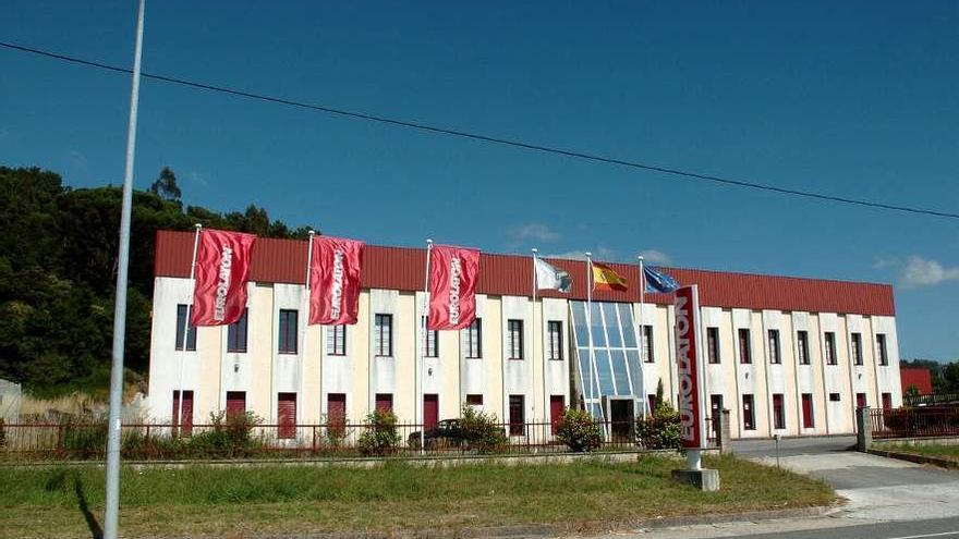 Fachada de la sede del grupo Eurolatón, ubicaba en la entrada a Caldas de Reis.  // Gustavo Santos