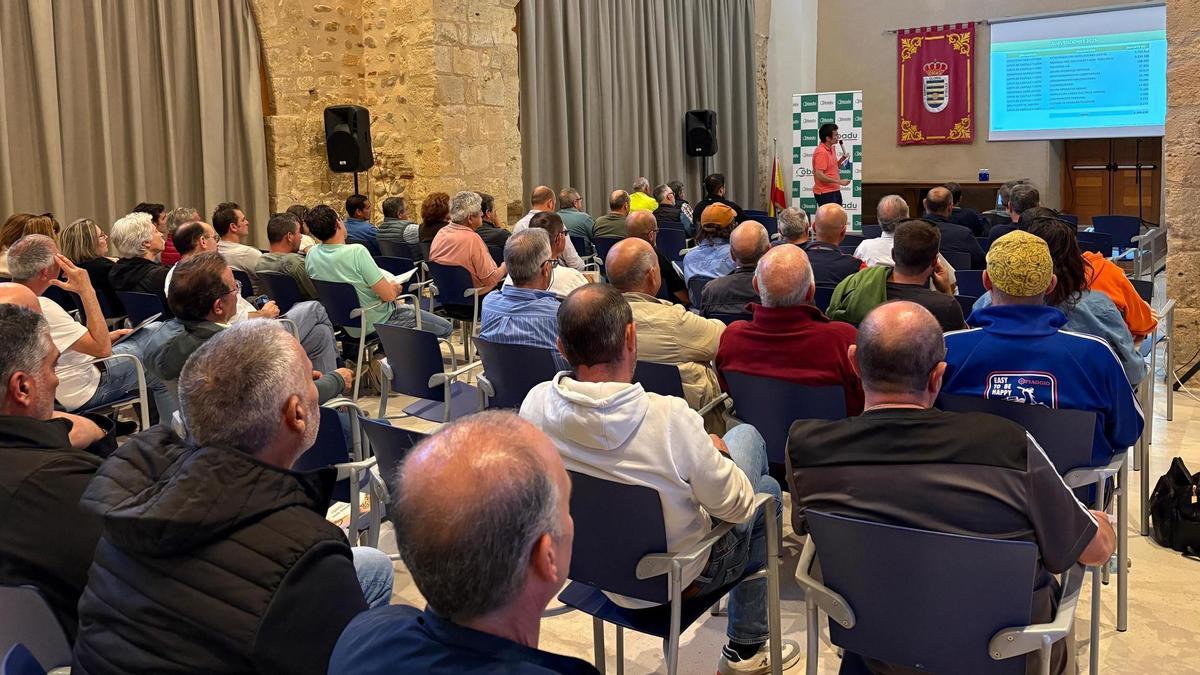 Responsables de la cooperativa expone a los socios la evolución de Cobadu.