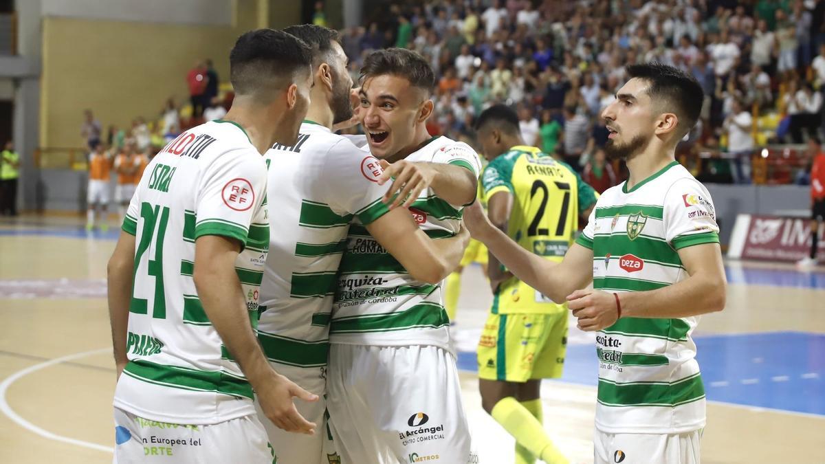 Iván Gemes celebra su gol ante el Jaén con el resto del equipo.