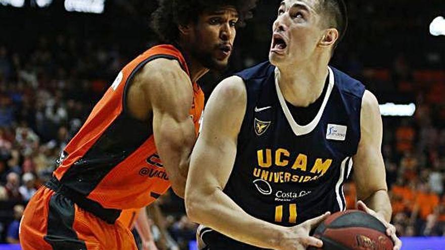 Luka Mitrovic, en un partit amb l&#039;UCAM Múrcia de la temporada passada davant de Labeyrie, del València