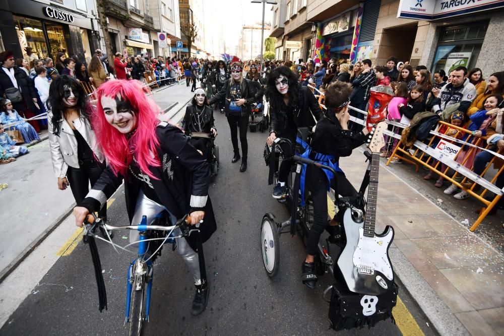 El desfile de Carnaval inunda de gente, color y humor el centro de Pontevedra