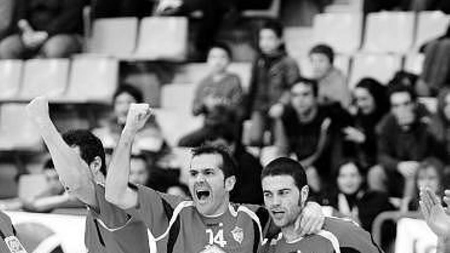 Jugadores de Gijón El Llano celebran un gol.