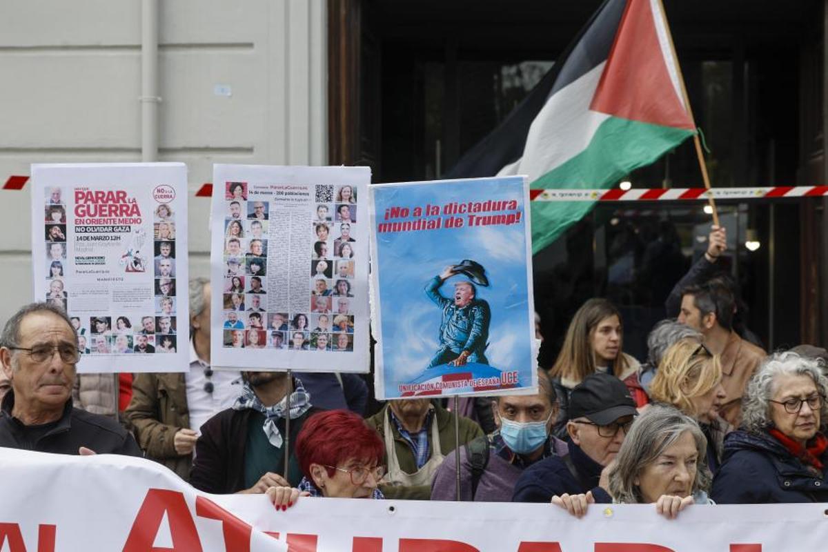 Un momento de la concentracion contra la guerra en Oriente Medio convocada por decenas de organizaciones sociales, sindicatos y entidades vecinales en las ciudades de València y Alicante y en las localidades alicantinas de Alcoi y Crevillente.