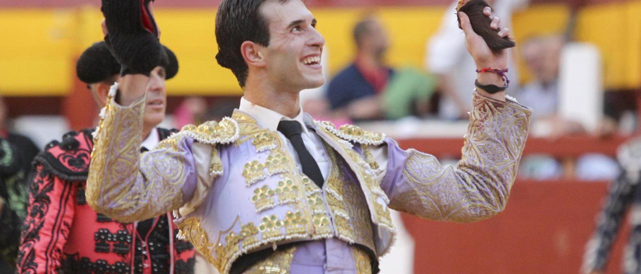 Samuel Navalón pasea la única oreja del festejo