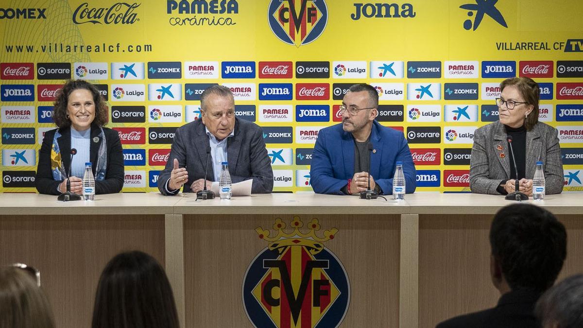 El presidente del Villarreal CF, Fernando Roig, en el centro, ayer junto a los alcaldes de Almassora, Merche Galí (i); de Vila-real, José Benlloch; y Burriana, María José Safont (d).