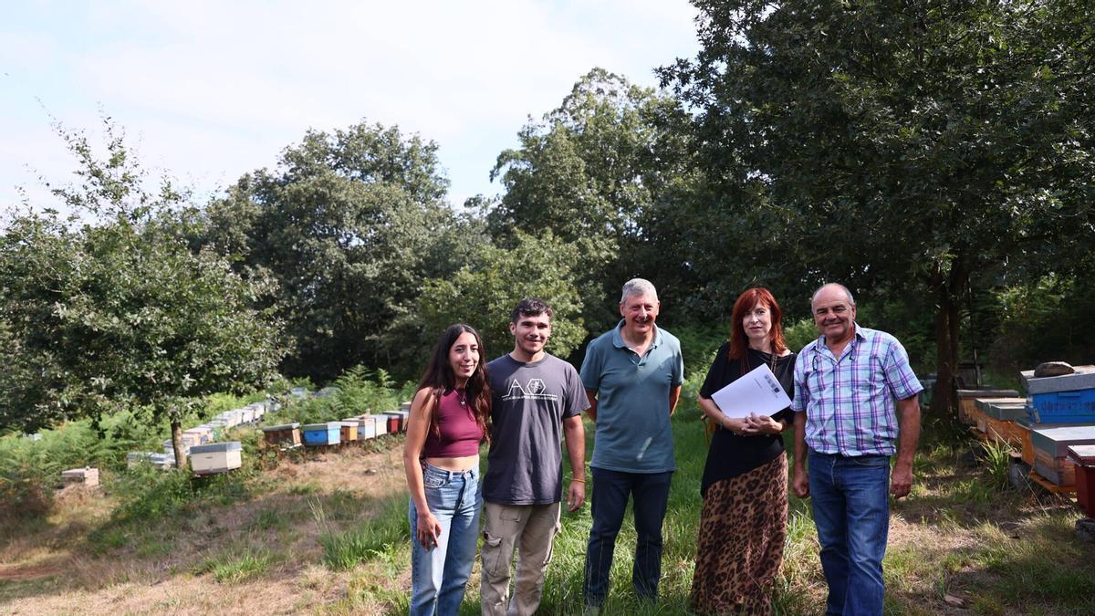 Desde la izquierda: Celina Carrera, Jacobo Soria, el gerente del Banco de Tierras, José Ramón Feito, la secretaria de la entidad, Beatriz Sánchez, y Belarmino Álvarez, en la explotación apícola ovetense.