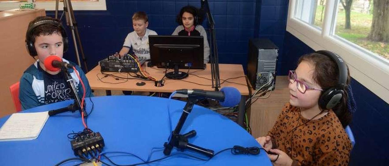 Alumnos del Enrique Barreiro, de Cambados, en su estudio. // Noé Parga