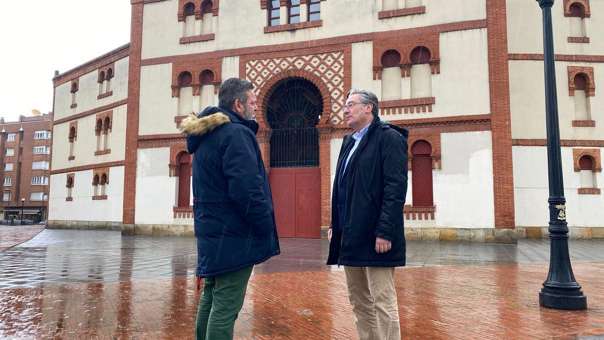 Pablo González, a la derecha, en la plaza de El Bibio.