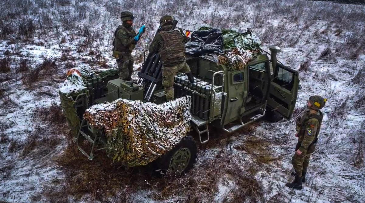 Paracaidistas españoles con un mortero a bordo de un vehículo Uro de alta movilidad táctica en Bergen (Alemania), durante los ejercicios Steadfrast Dart 26